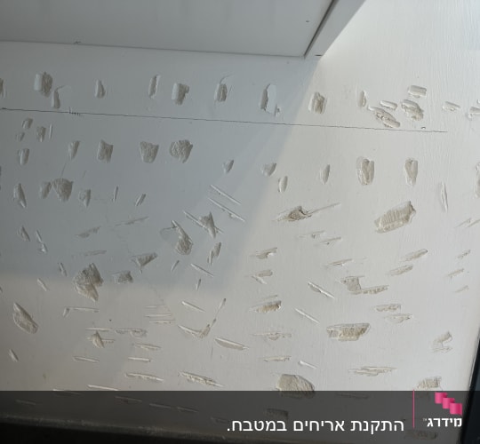 קיר עם תיקוני טיח ושפכטל לקראת שיפוץ